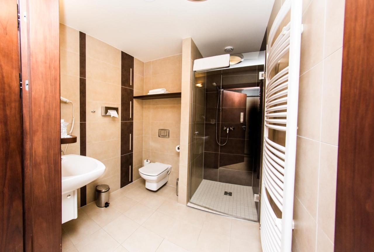 Ruben Hotel Zielona Gora Екстер'єр фото