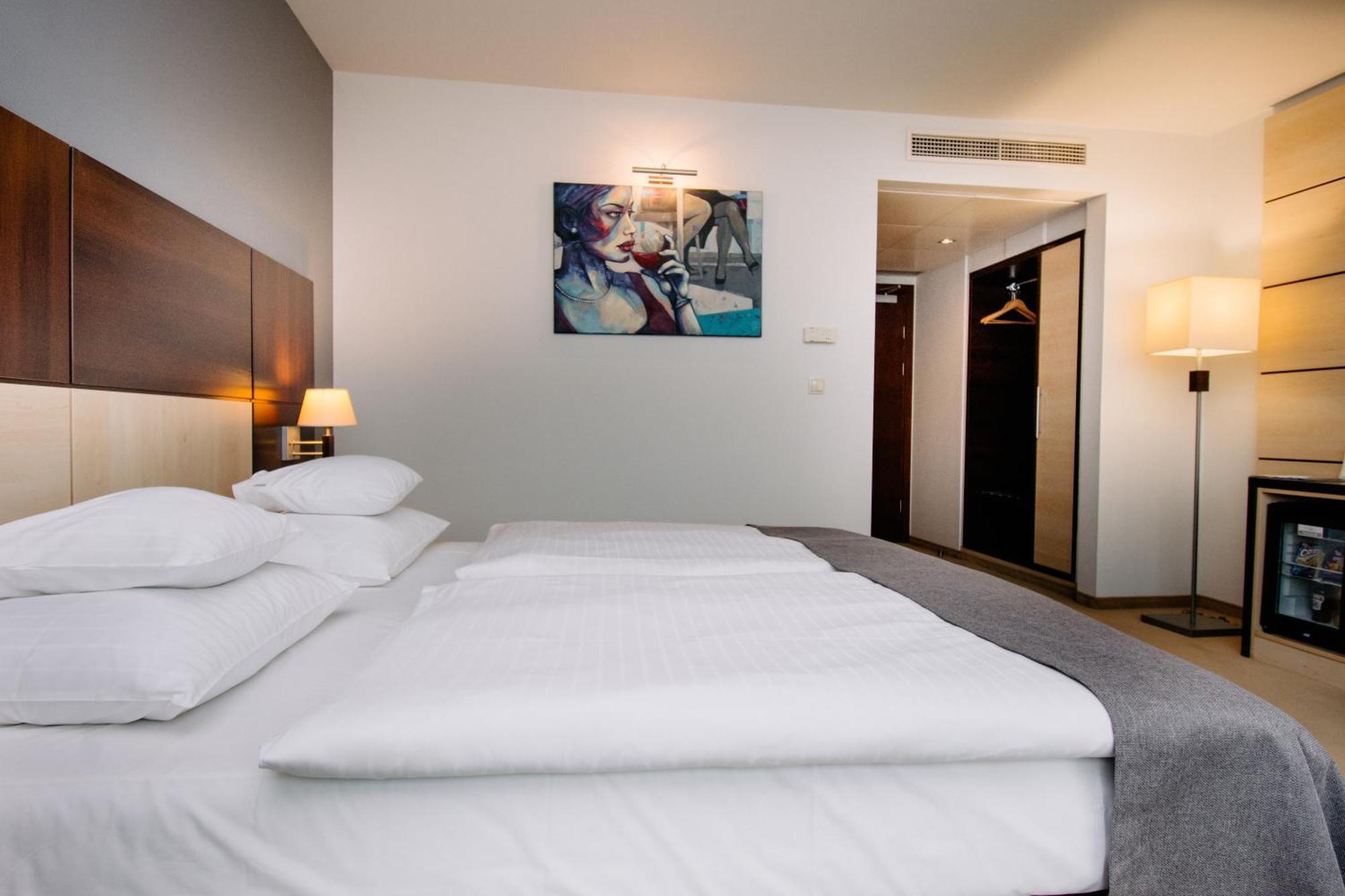 Ruben Hotel Zielona Gora Екстер'єр фото