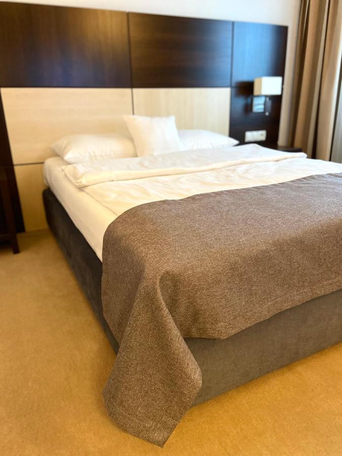 Ruben Hotel Zielona Gora Екстер'єр фото